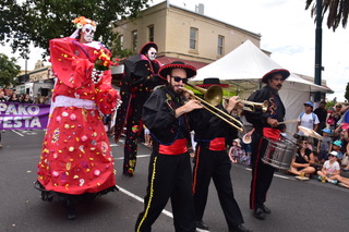 Juan & Juanita Stilt Walkers